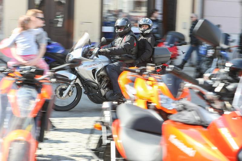 Jako první na Vysočině zahájili v sobotu letošní sezonu motorkáři ve Velkém Meziříčí. Na tamním náměstí se jich sešlo několik set, ke zdařilé akci přispělo slunečné počasí.