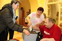 Klienti Domova pro seniory Mitrov měli o volby velký zájem.