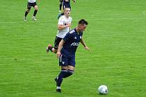 Místo vyrovnaného duelu byla k vidění jednostranná partie. Fotbalisté Nového Města (v modrém) v prvním divizním kole přemohli FC Žďas jednoznačným výsledkem 4:1.