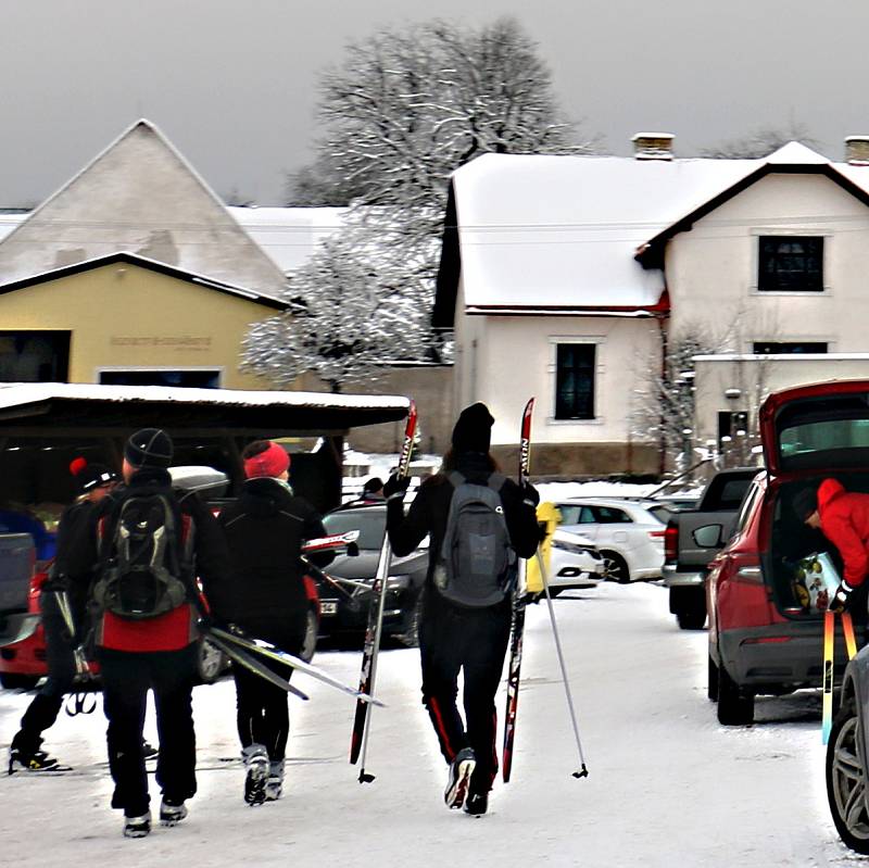 Představa bílé stopy vytáhla ven stovky lidí.