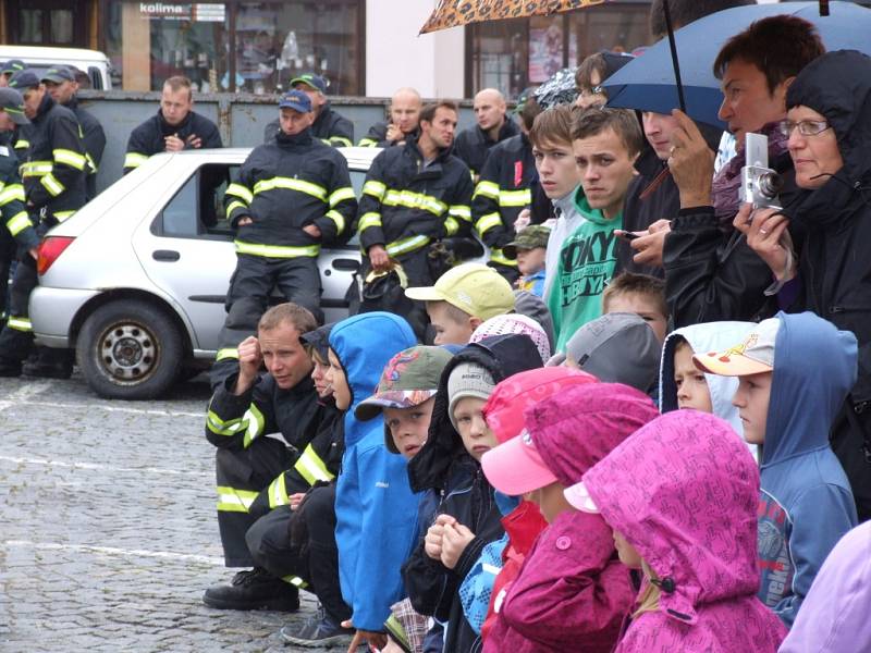 Soutěž HZS Kraje Vysočina ve vyprošťování osob z havarovaných vozidel ve Velké Bíteši. 