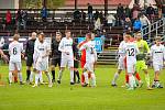 Fotbalisté FC Žďas Žďár (v bílém) se v neděli stali prvním klubem, který v tomto ročníku připravil o body juniorku Zbrojovky Brno (v červeném).