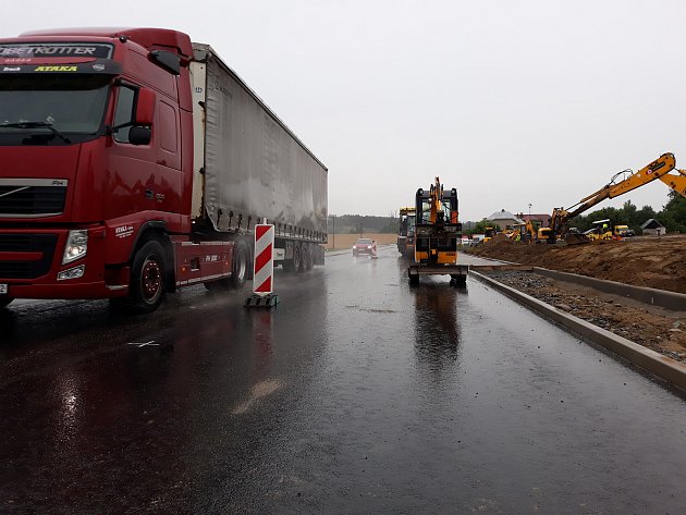 FOTO: Oprava silnice mezi Ronovem a Novými Dvory je za polovinou