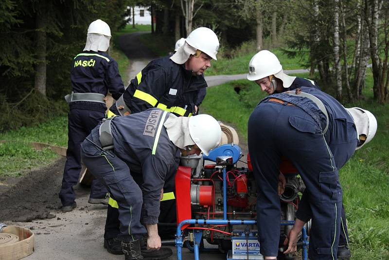 Dobrovolní hasiči čas od času prověřují svou připravenost a své stroje prostřednictvím námětových cvičení. Letos přijeli dobrovolní hasiči ze Studnic a Rokytna do Kuklíku, tam se k nim připojili i členové místní jednotky.