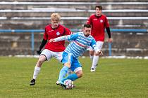 Po dvou předešlých výhrách brali hráči Humpolce (v modrém) v Bystřici  nad Pernštejnem bod za remízu 1:1. Ta byla zřejmě spravedlivým odrazem dění na hřišti.