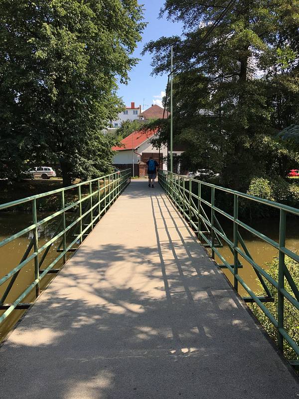 Lávka spojujíci Žižkovu a Nábřežní ulici je z roku 1963.