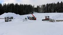 Zásobník sněhu byl naplněn v březnu. Sníh tam přečkal jaro, léto i podzim. Teď už se jen čeká na příznivé počasí, aby mohl být odvezen na tratě.