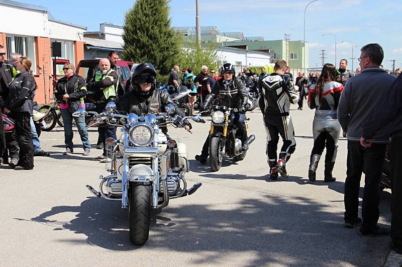 Při žehnání strojů a modlitbě za všechny účastníky silničního provozu se motorkáři ve Velké Bíteši setkali už po jedenácté.