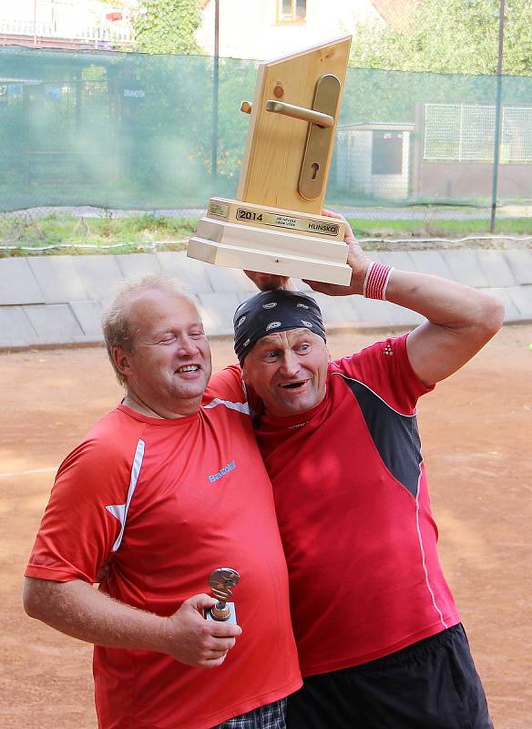 V neděli se za přívětivého počasí v Krucemburku na dvou kurtech konal již 5. ročník parádního představení při turnaji čtyřher, který pro amatéry tradičně připravili Pavel a Míra Blažkové s rodinami.