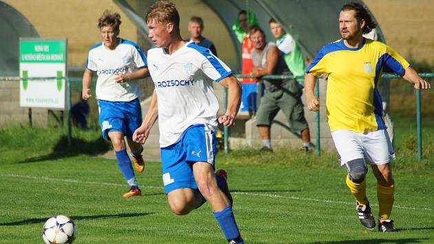 Fotbalisté Rozsoch (v bílých dresech) i rezervy Nové Vsi (ve žlutém) hráli ve svých utkáních osmého kola okresního přeboru nerozhodně.