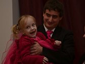 Na benefiční ples v Malé Losenici, konaný na podporu čtyřleté holčičky s dětskou mozkovou obrnou, přišlo kolem sto čtyřiceti lidí. Užila si jej i Natálka s rodiči.