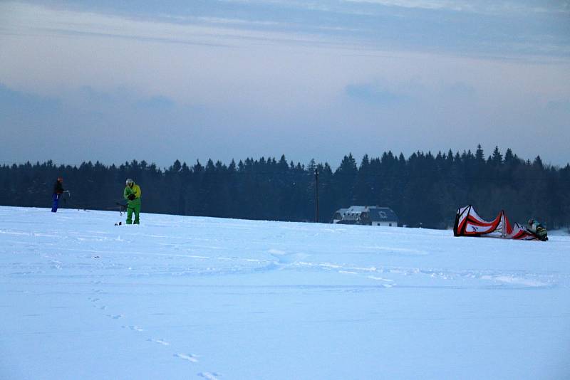 Sníh, vítr a volný prostor bez překážek jsou pro snowkiting ideální.