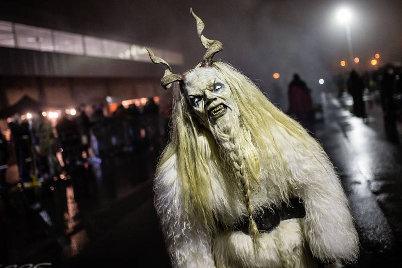 Pochod krampusů ve Žďáře nad Sázavou.