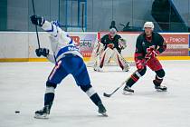 Druholigoví hokejisté Žďáru nad Sázavou (v černých dresech) ve středu zvítězili na ledě Komety Brno těsným výsledkem 4:3.