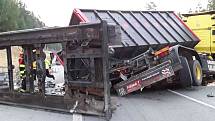 Při nehodě se střetl nákladní automobil s dodávkou.