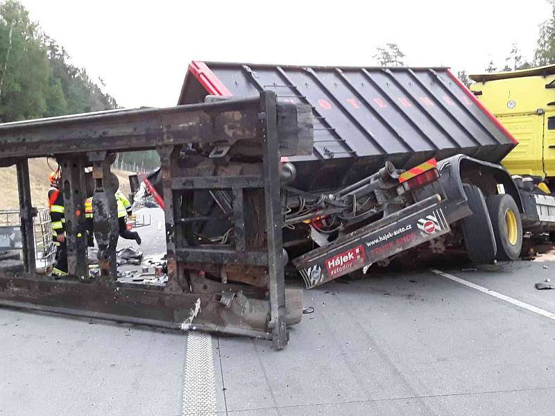 Při nehodě se střetl nákladní automobil s dodávkou.
