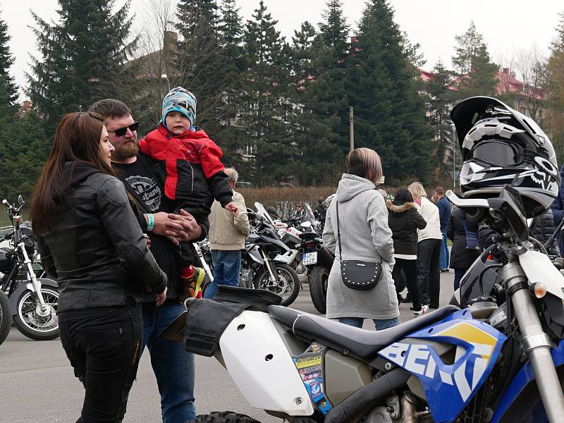 Otevírání silnic, jež se opět konalo v režii motoklubu Indian Givers, přilákalo v sobotu odpoledne i přes chladné počasí stovky účastníků.