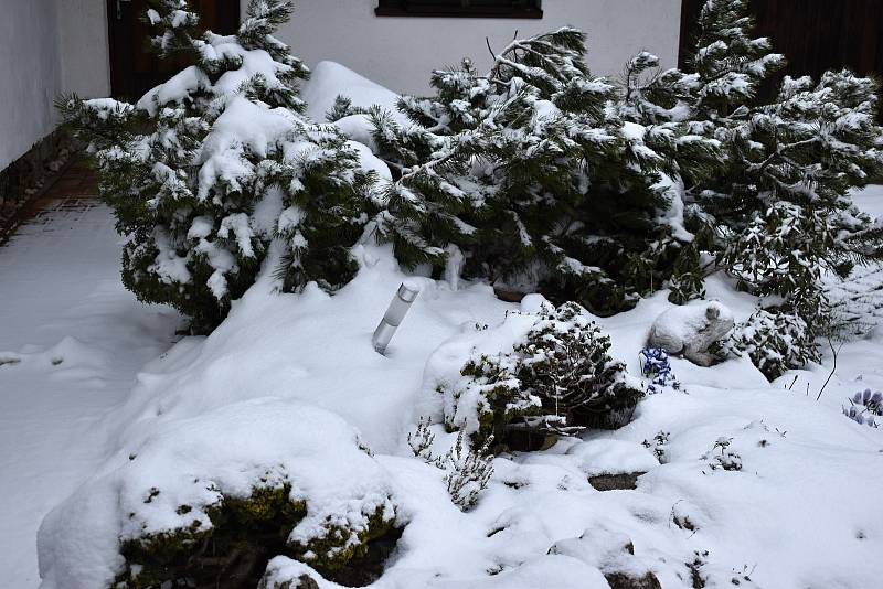 Sněhová nadílka na Novoměstsku připomíná spíše vánoční svátky než jaro v dubnu.