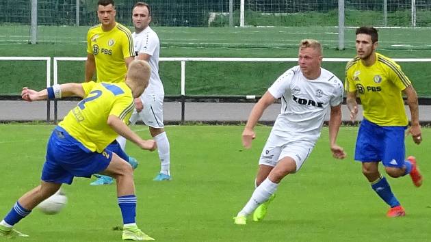 Po sérii čtyř utkání, z nichž vytěžili pouhý bod, se fotbalisté Velké Bíteše (ve žlutých dresech) opět radovali z divizní výhry. Havlíčkův Brod doma zdolali 3:0.