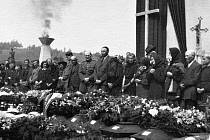 Společný pohřeb všech obětí se v Meziříčí odehrál 13. května 1945.