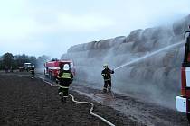 Požár balíků u Řečice zaměstnal sedm hasičských jednotek.