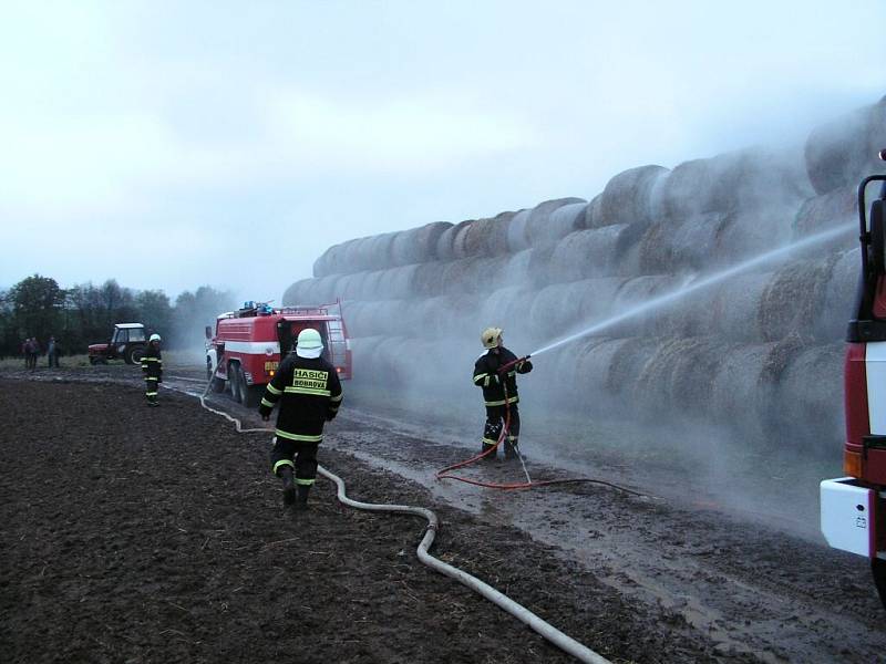 Požár balíků u Řečice zaměstnal sedm hasičských jednotek.