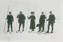 Výstroj prvních lyžařů s jednou holí. Uprostřed slečna Eda Kadlecová.