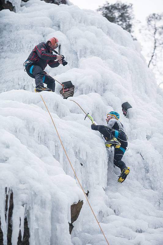 Horolezci na ledové stěně ve Víru.