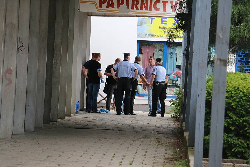 V úterý ráno obsadili a neprodyšně uzavřeli centrum Žďáru nad Sázavou policisté.