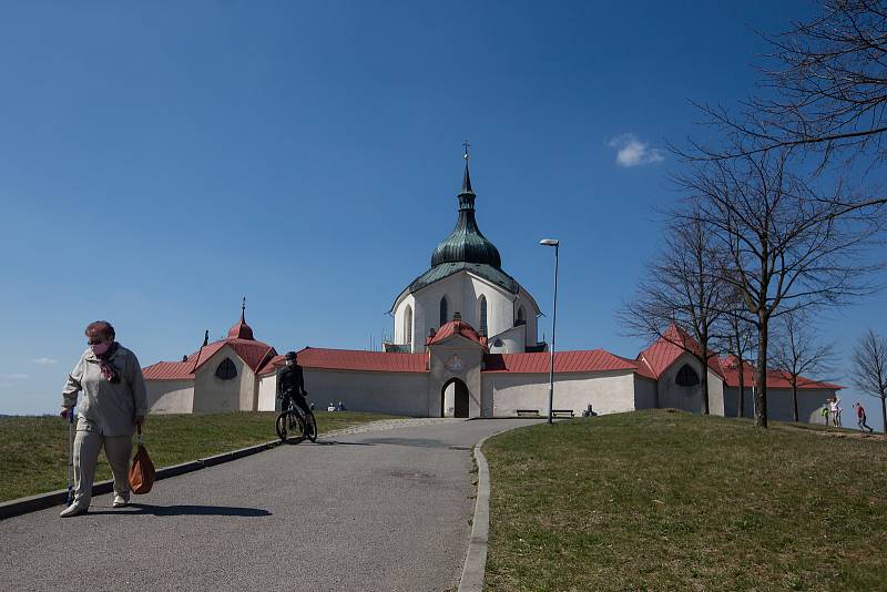 V neděli 12. dubna 2020 lidé vyrazili do přírody na Žďársku.