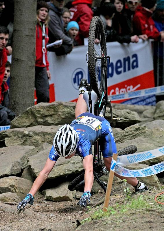  Závody cross-country horských kol v Novém Městě na Moravě. Vítězka žen Žakeljová v předposledním kole upadla, vedení však neztratila. 