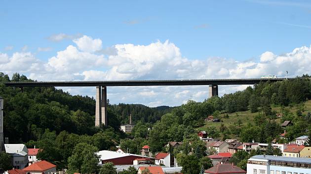 Řidiče čeká omezení provozu pod dálničním mostem Vysočina