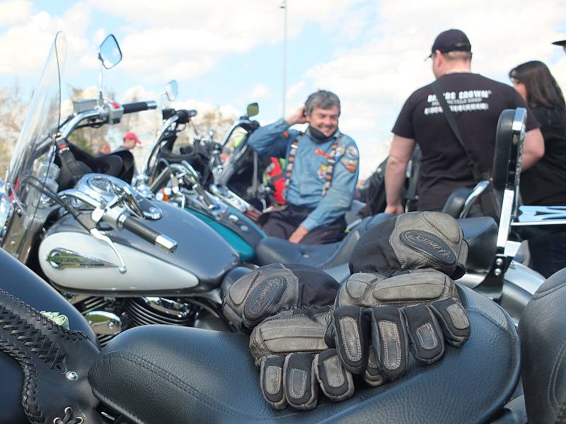 Rychlobruslařský ovál u žďárského zimního stadionu zaplnily stovky strojů. Motorkáři pak odtud vyrazili na vyjížďku, aby symbolicky otevřeli silnice.