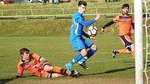 Hráči Radešínské Svratky (v oranžovém) s béčkem Polné (v modrém) dlouho prohrávali 0:1, v závěrečné čtvrthodině však dokázali zápas dvěma góly otočit.