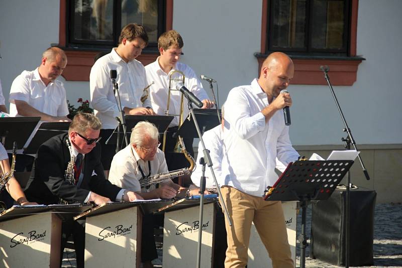 Dvaadvacátý ročník Slavností jeřabin zahájil průvod, v jehož čele kráčeli nepřehlédnutelní obři z Flobecqu. Kulturní festival, do jehož organizace se zapojilo hned několik městských subjektů, potrvá až do 18. září.