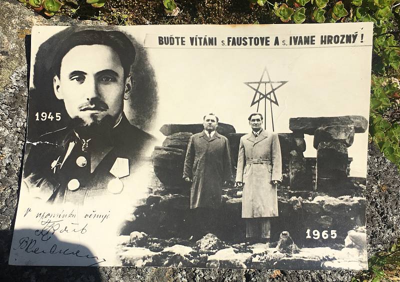 Pěticípou hvězdu i desku s písmeny psanými v azbuce někdo vytrhl a pohodil za pomník, pod kterým je pohřbený i tatínek Liboslava Zrůsta.