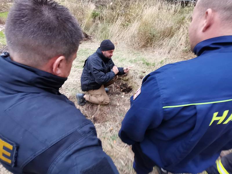 Přes sto padesát granátů a desítky roznětek zřejmě z druhé světové války našli pyrotechnici v lese u Vlachovic u Nového Města na Moravě.