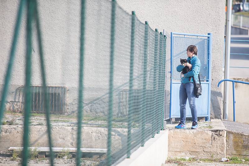 Fanoušci u plotu zavřeného stadionu ve Velkém Meziříčí při fotbalovém zápasu FC Velké Meziříčí a FC Vysočina B.