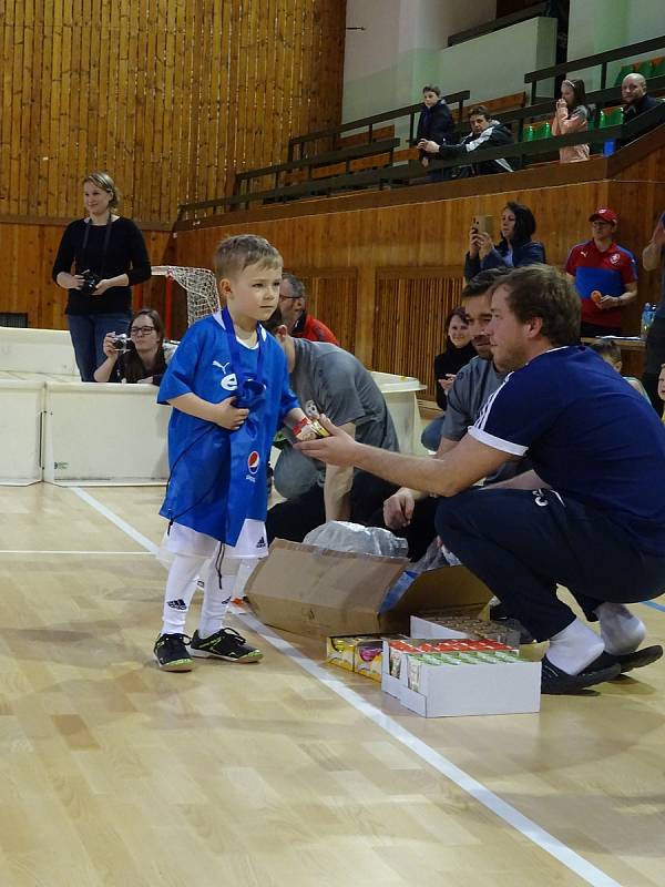 Turnaj pro nejmladší fotbalisty a fotbalistky se druhou dubnovou sobotu uskutečnil ve žďárské sportovní hale na Bouchalkách.