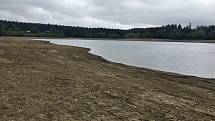 Obec nechala zavézt část rybničního dna pískem a obnovila pláže. Vody je v Sykovci zatím málo.