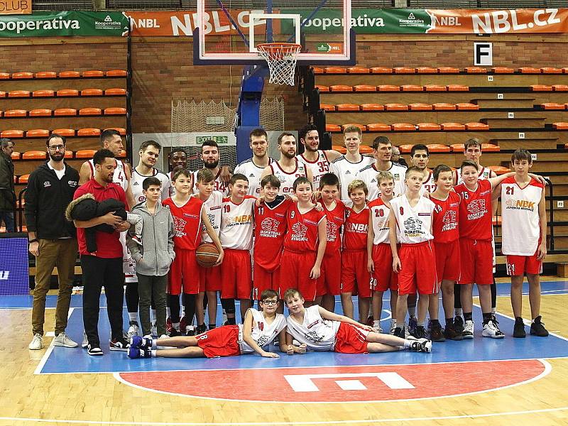 Z basketbalového utkání nejvyšší soutěže Nymburk - Hradec Králové (102:65)