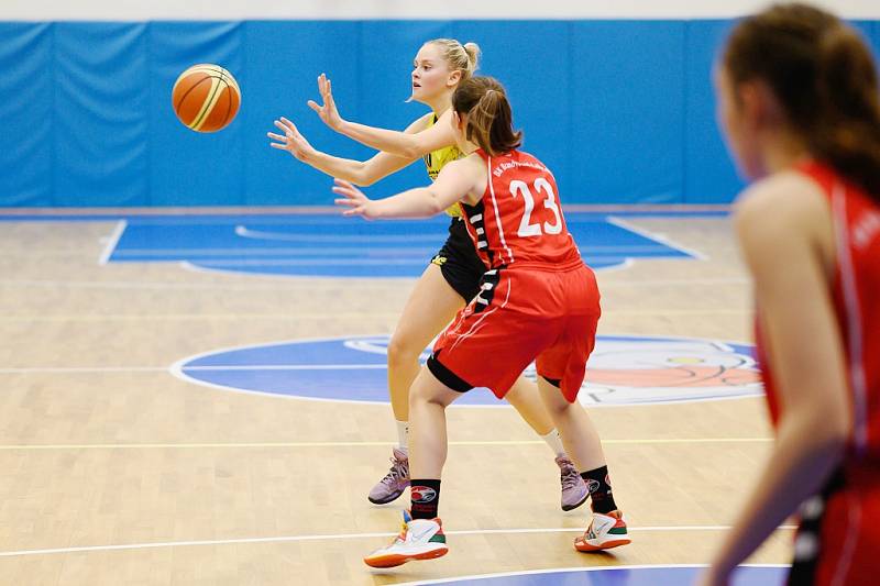 Z basketbalového utkání celostátní ligy juniorek Sadská - Brandýs nad Labem (65:60)