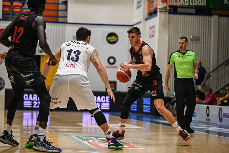 Z basketbalového utkání Kooperativa NBL Děčín - Nymburk (74:92)