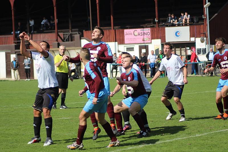 Z fotbalového utkání okresního přeboru Slovan Poděbrady - Jíkev (3:0)