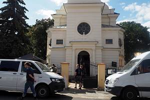 Z natáčení druhé řady televizního seriálu Kukačky v evangelickém kostele v Libici nad Cidlinou.