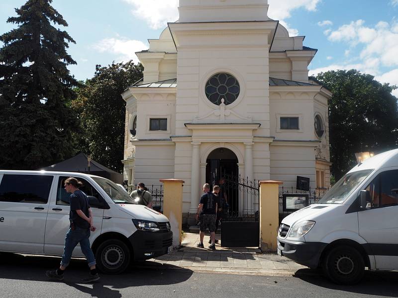 Z natáčení druhé řady televizního seriálu Kukačky v evangelickém kostele v Libici nad Cidlinou.