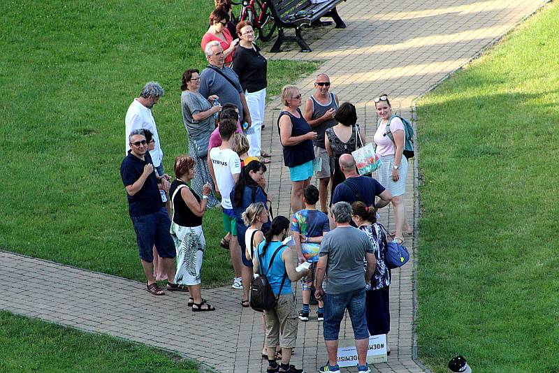 Happening se konal v parku pod nymburskými hradbami. Podpořil požadavek na demisi premiéra a ministryně spravedlnosti