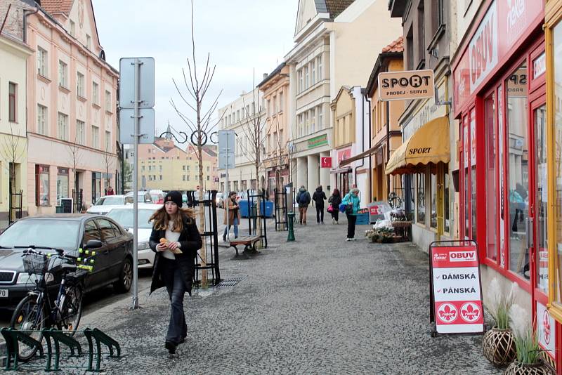 Rekonstrukce hlavní obchodní ulice Nymburka, tedy Palackého třídy, je u konce. Úsek od náměstí Přemyslovců po ulici Na Příkopě opravovali pracovníci stavební firmy od jara.