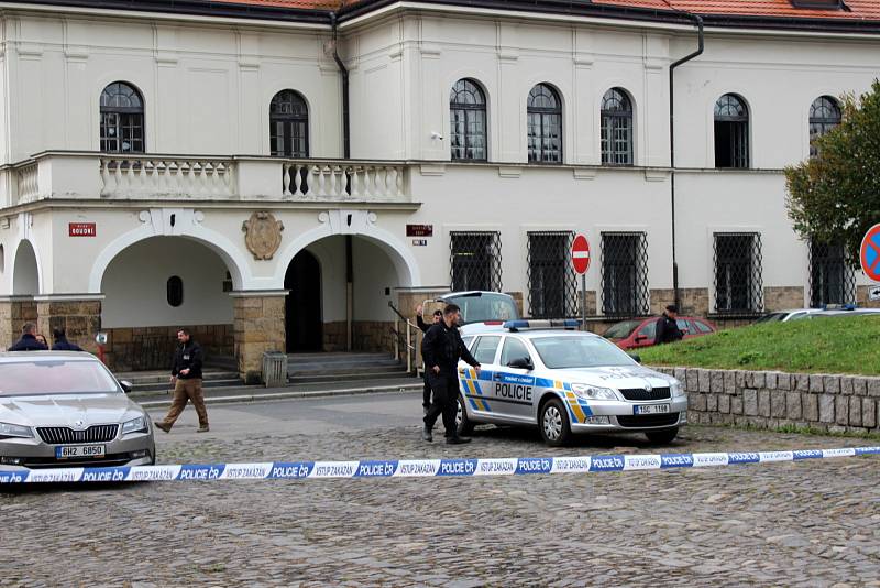 Manévry policistů, hasičů a záchranářů kolem soudu na Kostelním náměstí v Nymburce kvůli nahlášené bombě.