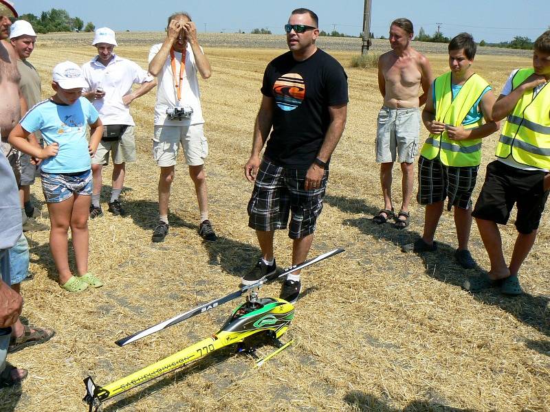 Americký pilot Carlos Hernandéz s ukázkou vrtulníkové show